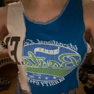 Linne från Urban outfitters! - Linne med coolt tryck, i bra kvalitet och fint skick. 🥰🥰