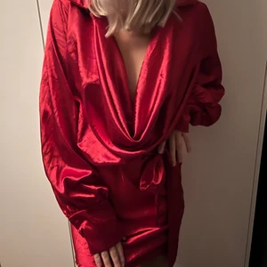 Klänning  - Första bilden är på en person som har S och andra bilden e på en person som har m/l, bara för att få en bättre bild av de, aldrig använt, fin och bekväm, frakt ingår 