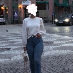 Vit blus Gina Tricot  - Vit blus från Gina Tricot! Endast använd vid ett tillfälle. Passar även en M😊
