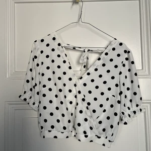 Prickig top - magtröja  - Superfin prickig magtröja från hm. Passar storlek 36-38. Inte använd.