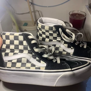 rutiga vit svarta vans sneakers  - lite gula på vissa ställen men tror att det går att fixa :)