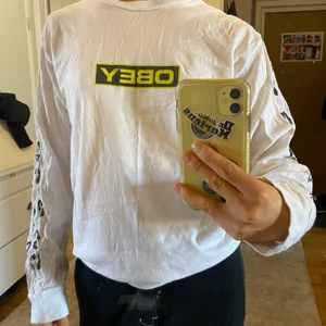 Obey långärmad t-shirt - Långärmad t-shiit från Obey i storlek S🤍🖤