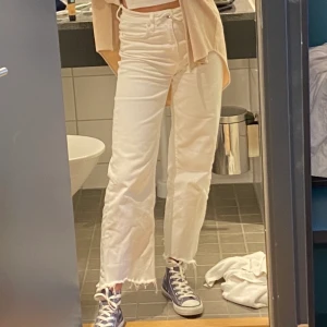 Vita jeans  - Säljer ett par vita jeans från Zara. Cropped. Lite stretch och därav väldigt bekväma. Fint skick utan fläckar. Köpta för 399kr