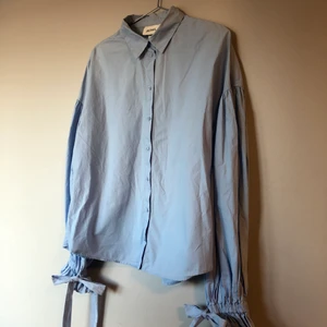 Så otroligt fin blus från Monki strl M-L - Väldigt fin blus / skjorta från monki med puffärm och knyte vid slutet. I fint skick, säljes för att den är för liten för mig. 100% bomull! Jag får inte på mig den så utbudet av bilder när den sitter på är begränsat! Men den sitter som en vanlig skjorta med puffiga armar. Spårbart med PostNord, hör av dig om du har några frågor!🌷