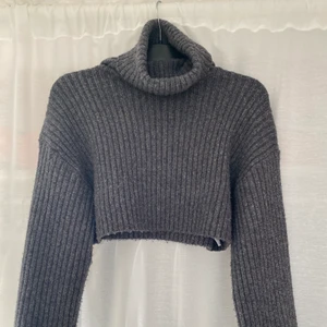 Stickad tröja  - Jätte fin cropped stickad tröja från Gina tricot i storlek M. Använd några gånger men är i jätte fint skick.