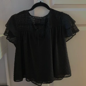Svart blus🖤 - Svart blus från Zara som inte säljs längre🖤 Endast använd några gånger så är i fint skick!! 