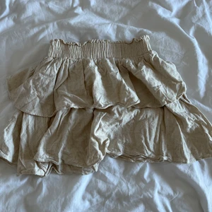 princess polly kjol - superfin kjol i linne från princess polly som är i väldigt fint skick!