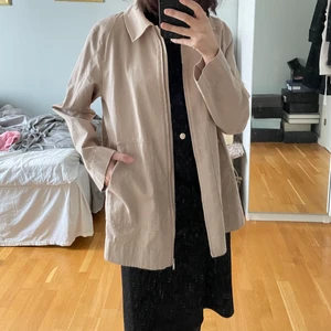 COS jacka - Säljer min fina beige vårjacka från COS. Storlek 34 men passar definitivt en 36. Endast använd ett fåtal gånger. 