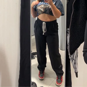 Linnebyxor - Säljer nu mina svarta linnebyxor som knappt kommit till användning. Köpta för 400kr och är som nya. Det är i storlek L eftersom att jag ville ha dem lite pösigare🥰 Har i normala fall M i byxor. Är jätte sköna och går att ha på sig när som helst! Hör av er vid frågor och fler bilder, priset går att diskutera ❤️