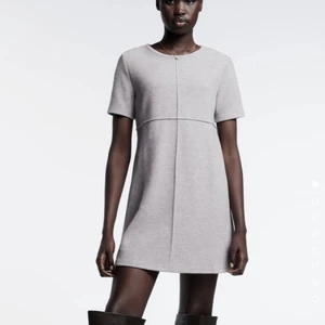 Grå klänning - Grå klänning från zara i storlek S. Endast använd en gång. Frakt tillkommer🤍