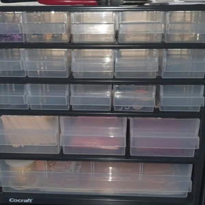 förvaringsskåp/låda  - Jag har två förvaringsskåp jag använde dom för min small business men nu ska jag sluta så därför säljer jag minna förvarings,har haft dem i ca 3 månader. Jag säljer en förvaringsskåp för 225 ink alltså att frakten är inräknad men om man vill köpa båda då blir de 420 ink 