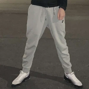 Nike TECH FLEECE Byxor (gråa) - Väldigt bra skick, 4 fickor (reflex byxor)