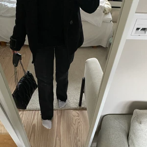 Svarta jeans - Säljer mina svarta högmidjade zara jeans som är i bra skick och sitter väldigt bra. 150 + frakt, men pris kan diskuteras 🌥 buda gärna