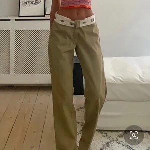 Dickies 874 beige - Säljer dessa snygga dickies byxor modell 874 beige/kakibrun🤎 Använda ett fåtal gånger!