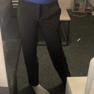 Kostymbyxor - Säljer dessa super fina kostym byxor då dom inte har kommit till någon användning💕 lapparna sitter kvar och har bara testat. Storlek xs men passar s❤️‍🔥 ps jag håller in dom i midjan då dom är lite för stora för mig.