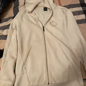 En vit/beige hugo boss zip hoodie i storlek S. Denna hoodie har varit använd 2 gånger och är använd vilket gör att ja säljer för mindre pris än vad bram hoodien kostar. Skriv i chatt vid intresse❤️