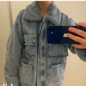 Jeansjacka med fuskpäls - Jacka som är endast använd 1 gång så i nyskick! I storlek 36.