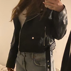 Skinnjacka från pull and bear - Snygg svart skinnjacka från pull and bear. Är strolek xl men är väldigt liten i storleken. Den sitter jättebra på mig som är storlek s. 💗