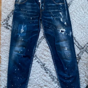 Dsquared2 Jeans - Säljer mina dsquared jeans som är alldeles för små för mig. Det är i väldigt bra skick och knappt använda då det var fel storlek för mig från början. Nypris ligger på cirka 5000kr