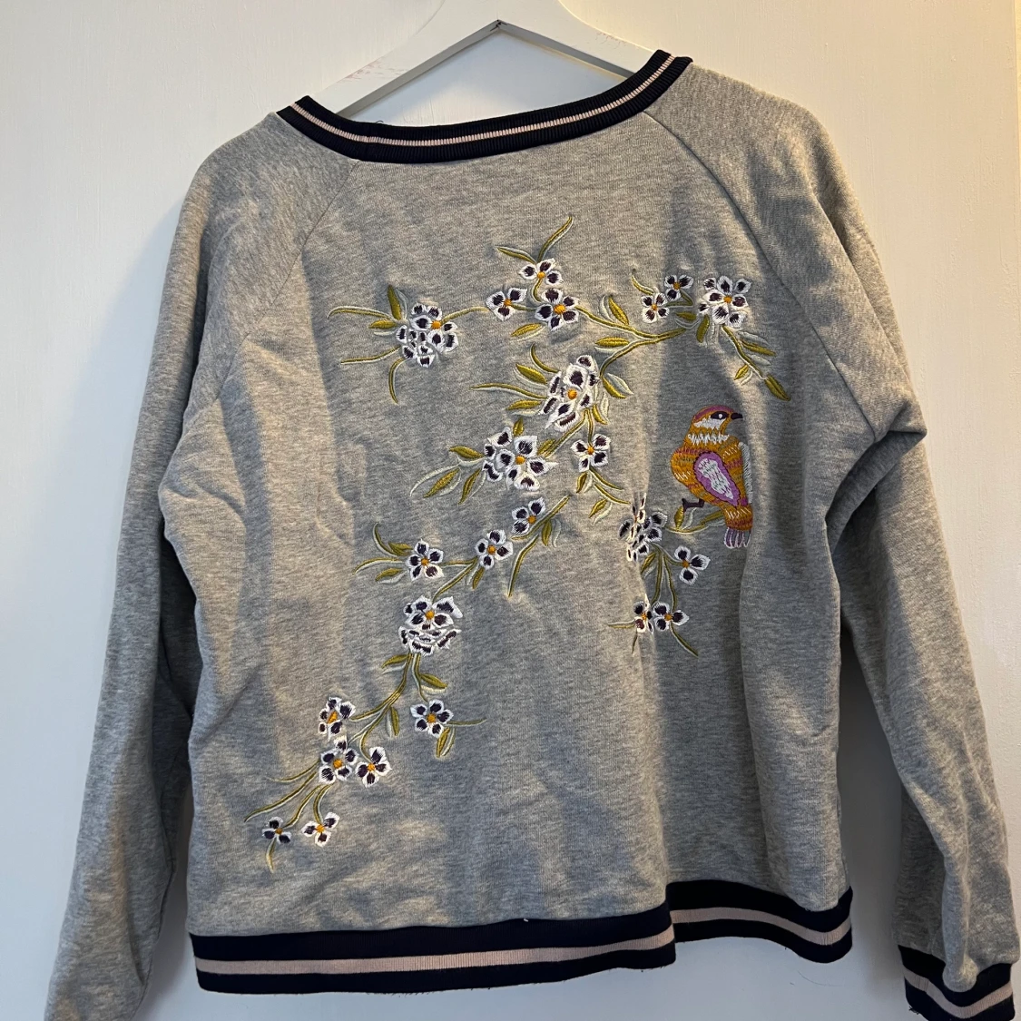 Collegetröja från Gestuz  - 90