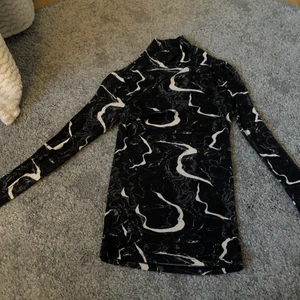 Tröja  - Super fin tröja från gina. Super fint mönster <3 köpte 2020 och har använt några gånger !