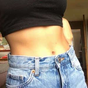 Monki jeans - Säljer ett par ljusblå jeans i modellen yoko från monki. De är i bra skick men kommer tyvärr inte till användning längre. Det är uppsydda och passar mig som är runt 165cm lång💓