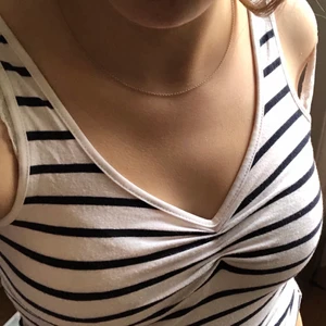 Randigt linne - Super fint linne som tyvär inte kommit till användnig. Linnet är från HM och är i bra shick. Linnet passar dig som har XS/S. (Skriv för mera bilde)