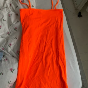 Neon klänning -  neon färgad tight klänning som är köpt på madlady förra sommaren. Använd 1 gång, 170kr