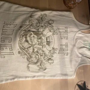 Vitt linne  - Vitt linne med coolt tryck, säljer eftersom det är för stort för mig, skriv för fler bilder/intresse/frågor💓💓