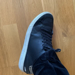 Arigato skor - Säljer svarta Arigato skor med ormskinn bak i storlek 39, ganska andvända därför lite billigare💖lite slitna så skicka privat för fler närmare bilder, köpt för 2000