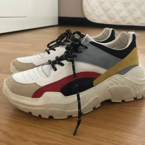 Philip hog skor  - Philip hog skor helt nya använda två gånger då jag inte riktigt kände mig bekväm i dem. Inga defekter och är i super bra skick. Hör av dig vid intresse eller vill diskutera pris.