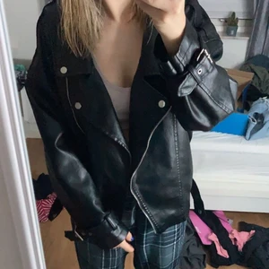 Skinnjacka  - hej! säljer denna skinnjacka som jag köpt på Plick eftersom att den var förstor för mig 😢 säljer den för 150 + frakt 💞💞 