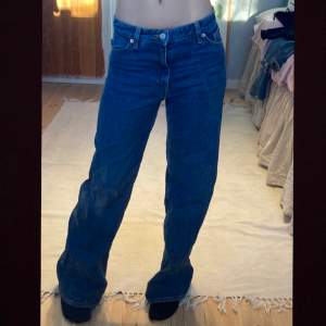 Säljer mina asnajs jeans från monki! Jag på bilden är 166 cm, skriv för fler bilder. Bra skick och jag säljer pga att dom ej kommer till användning! 💗💗💗
