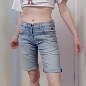 Ljusblåa Jeansshorts - Ljusblåa jeansshorts från Lindbergh 💙 Storleken är XS men det är i herrstorlek, skulle kanske säga storlek 36 i dam? Pris kan diskuteras 🙌