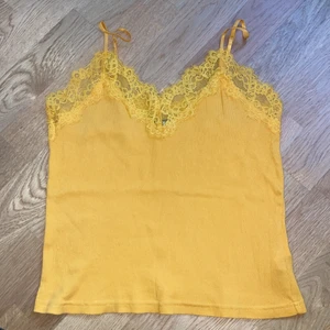 gul sommartorp  - Gul spetsadtopp. Aldrig använts. Storlek XS 