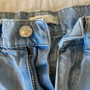 jeans i storlek 34 som är försmå för mig och därav säljer jag dom. Bra skick inte använda på väldigt länge 