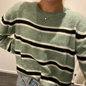 Stickad tröja - Randig stickad tröja i bra skick. Köparen står för frakten💕💕