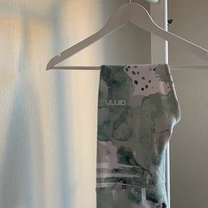 Aim’n träningstights - Ett par ljusa fräscha träningstights från Aim’n. Använda endast 1 gång. Säljer på grund av de är för små för mig🙈 Storlek S