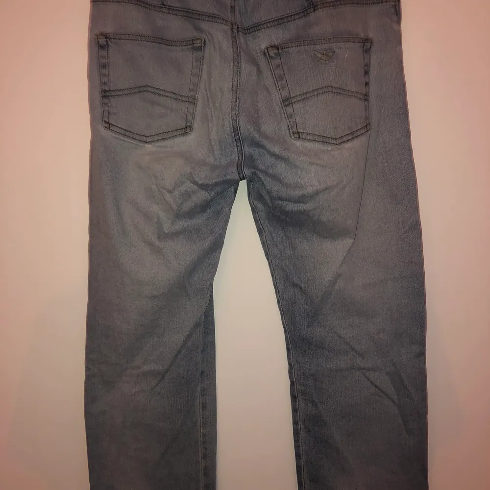 Snygga Armani jeans inhandlad från second hand för länge sen. Väldigt skört material. Säljer de billigt då jag rivit upp de 2 gånger. Jeans & Byxor.