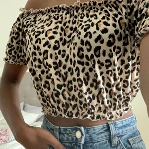 Leopard topp XS - En leopard mönstrad tröja som passar perfekt till sommaren. Väldigt bra skick då jag knappt använde den. Köparen står för frakt 