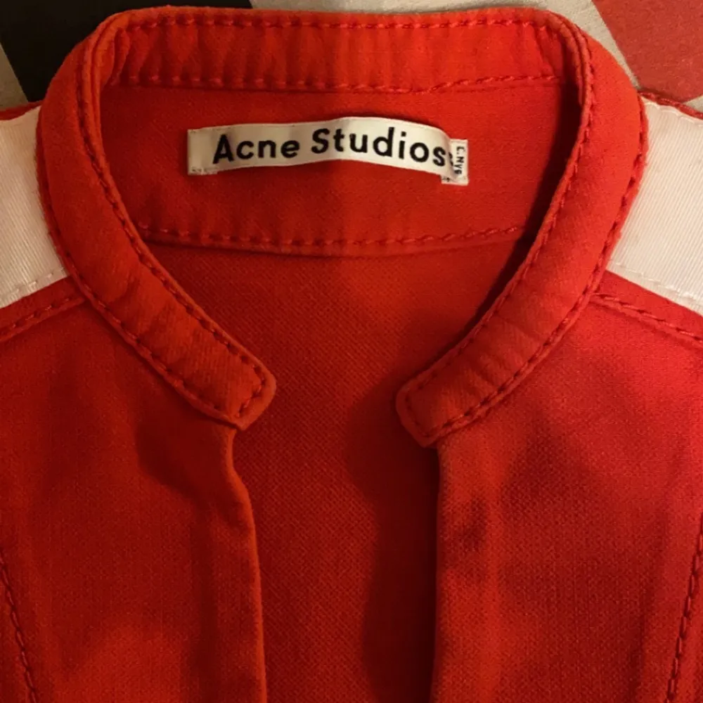Supercool lite tjockare skjorta från Acne Studios som är för liten för mig. Passar dig som är 36/liten 38. ❤️❤️❤️. Skjortor.