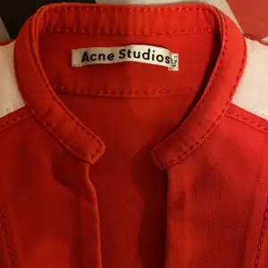Supercool lite tjockare skjorta från Acne Studios som är för liten för mig. Passar dig som är 36/liten 38. ❤️❤️❤️
