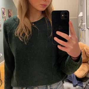 Stickad grön tröja med öppen rygg - På bilderna använder jag snöret som man knyter i ryggen till diadem, går såklart o knyta en rosett eller liknande i ryggen