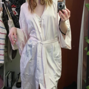 Kimono - Sjukt fin och drömig rosa kimono. Den är storlek M men går att justera lätt 