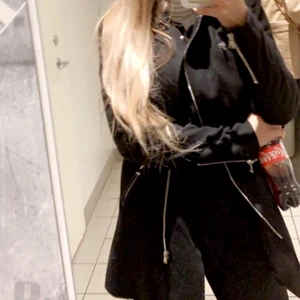 Kappa  - Säljer denna kappan i storlek 34 ifrån Nelly, kommer även med en päls man kan sätta på kragen(ej äkta)