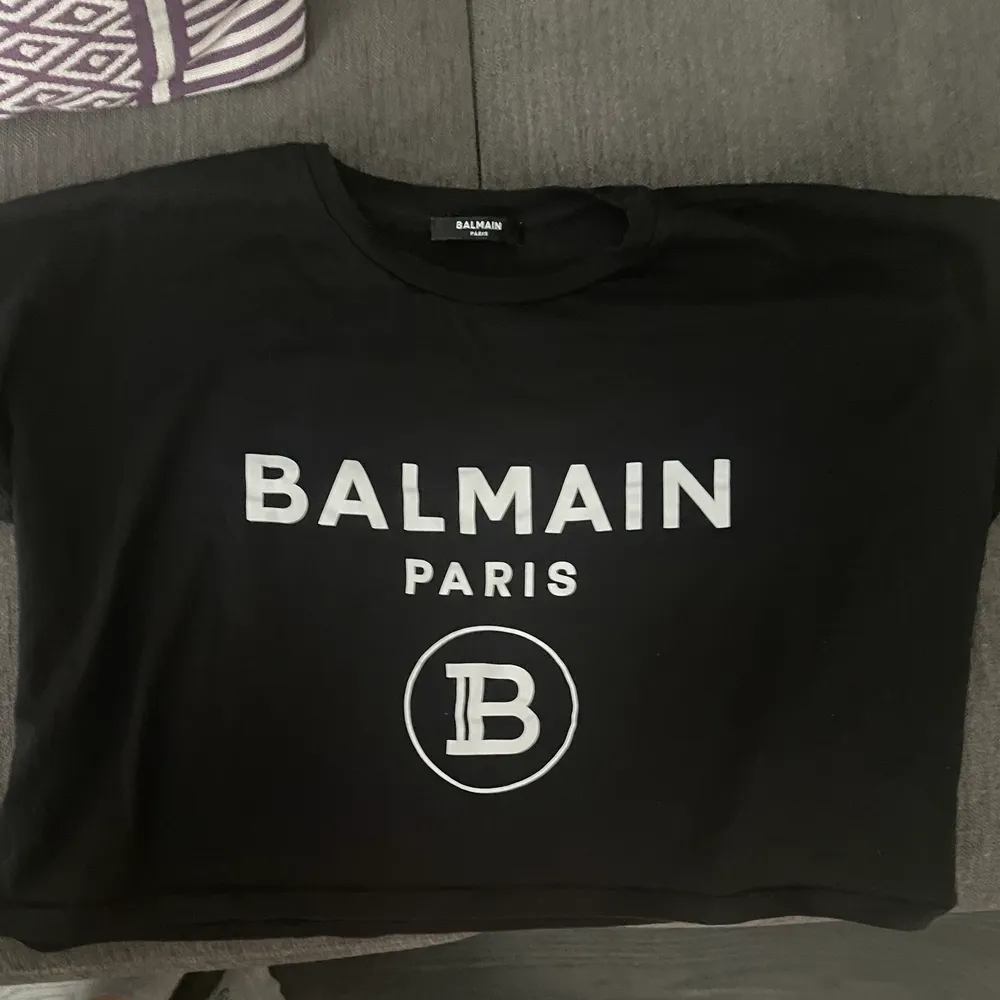 En svart T-shirt från Balmain, köpt på Mytheresa kvitto ser ni på andra sliden. Använd fåtal gånger, skulle säga att den är i nyskick. Den är i storlek S men passar lika bra för personer med storlek XS & M.. T-shirts.