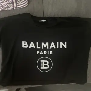 En svart T-shirt från Balmain, köpt på Mytheresa kvitto ser ni på andra sliden. Använd fåtal gånger, skulle säga att den är i nyskick. Den är i storlek S men passar lika bra för personer med storlek XS & M.