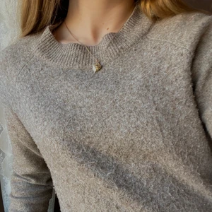 Grå/beige stickad tröja - Super mysig stickad tröja från Vero Moda ,lite nopprig men annars i bra skick❣️ storlek xs men skulle nog passa s och xss också. Pris kan diskuteras😊