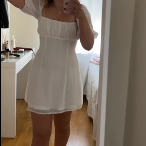 Klänning - Vit klänning perfekt tillb skolavslutning och sommaren, för liten för mig! Pris+frakt💞