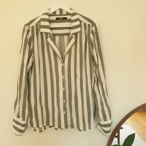 Randig skjorta, stl L - Grönrandig skjorta från Bikbok, stl L. Använd ett fåtal gånger. Frakt tillkommer.